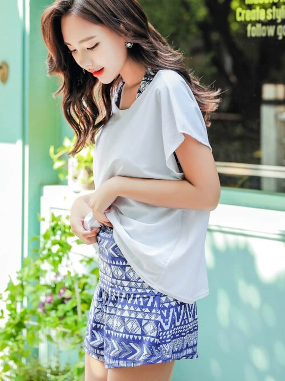 「夏、プチプラ、水着、夏コーデ、リゾートスタイル、ママコーデ、今日のコーデ、ママファッション、OSYAREVO、夏だ！Tシャツ着よう！、レイヤードスタイル、スポーツミックス、白Tシャツ、ゆるコーデ、オトナカワイイ」｜「OSYAREVOの【紫外線カット率99.9％以上】体型カバー ラッシュガード 付き ホルターネック タンキニ セット水着 セットアップ（水着、ホワイト系）」を使った、OSYAREVOさん（レディース・165cm）の夏コーディネートの1枚目の写真