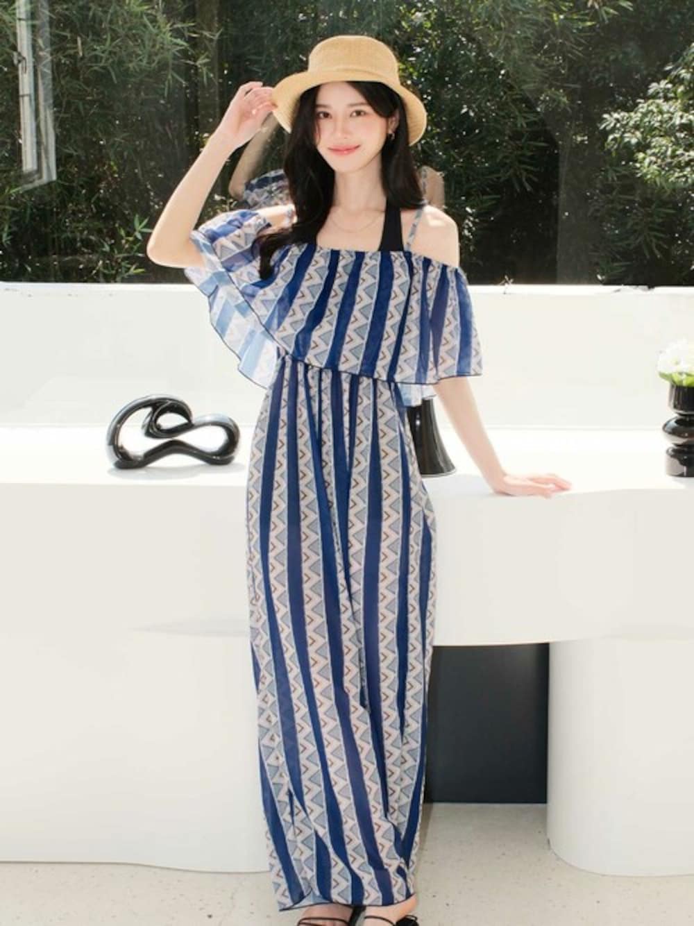 ブルー系の水着を着用したレディースの夏コーディネートの1枚目の写真