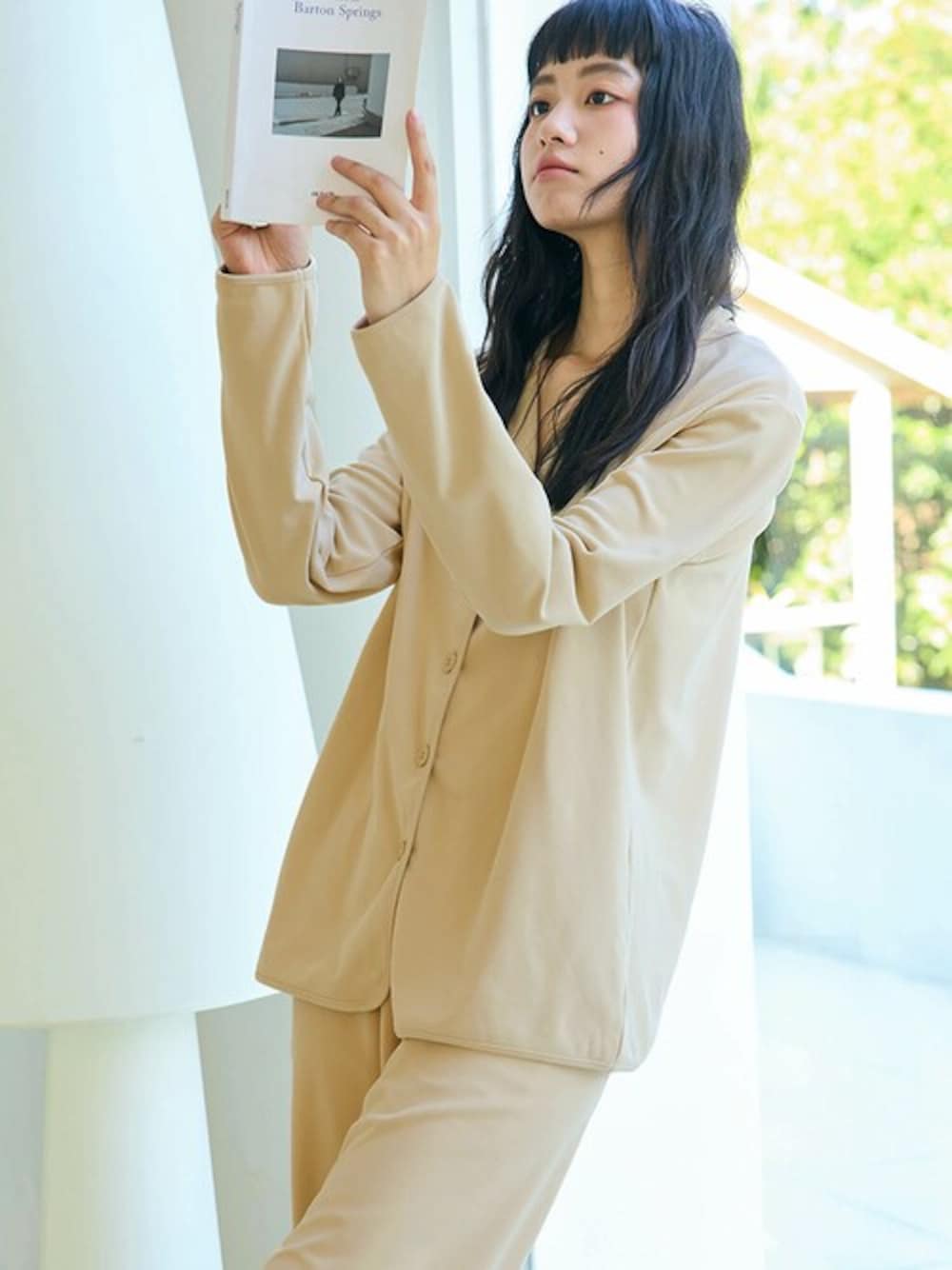 「セットアップ、カジュアル、リラックス、大人カジュアル、ガーリー、お家スタイル、秋服、大人かわいい、OSYAREVO、おうちファッション、秋冬コーデ、ラクチンコーデ、キレイめカジュアル、オトナ女子、ルームウェア」｜「OSYAREVOのソフトタッチ ルームウェア セットアップ（ルームウェア/パジャマ、ベージュ系）」を使った、OSYAREVOさん（レディース）の秋コーディネートの1枚目の写真