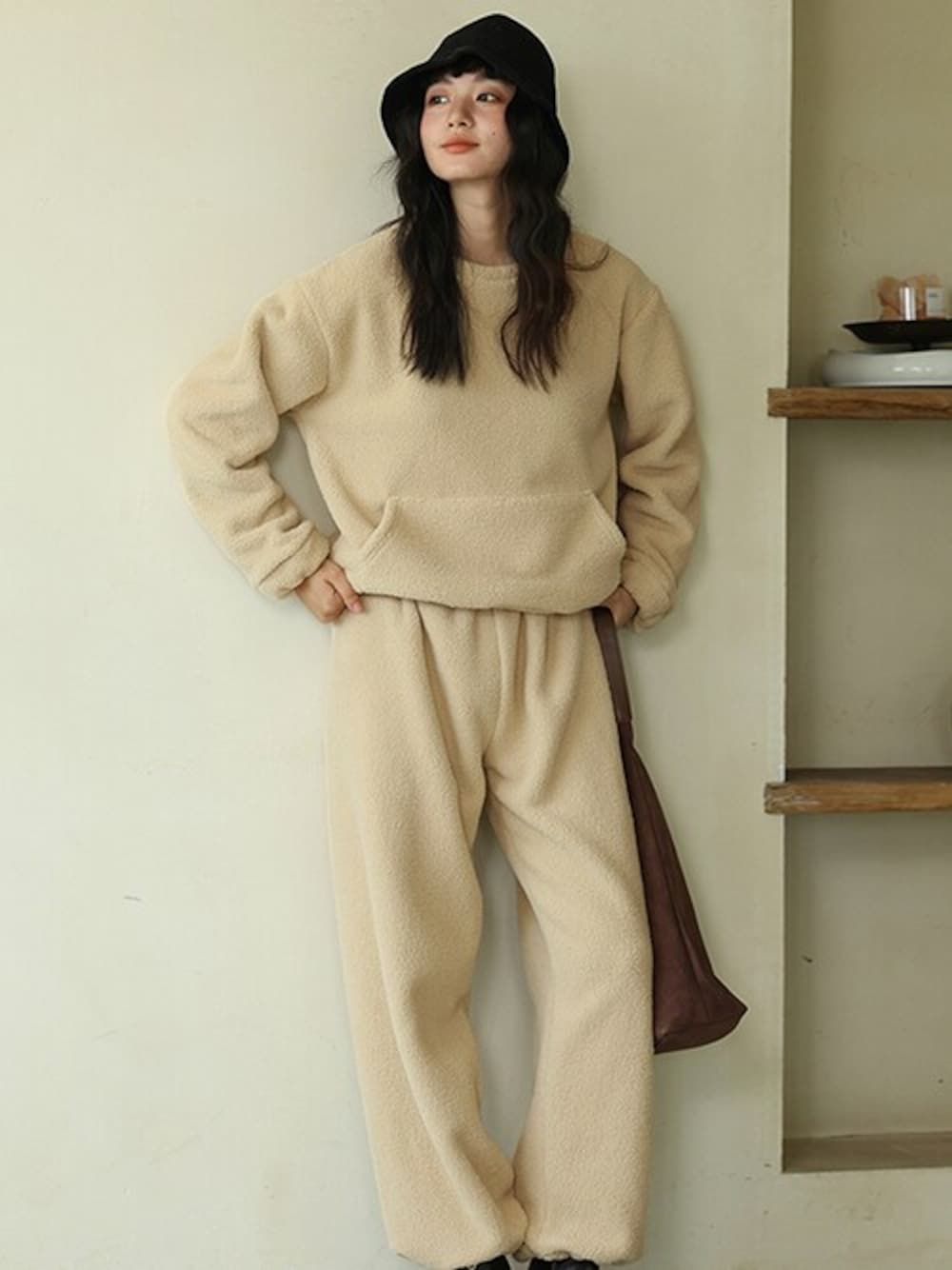 「キャップ、秋のコーデ、リラックス、ルームウェア、大人コーデ、パジャマ、あったかコーデ、フーディー、秋コーデ、OSYAREVO、ニット、今日のコーデ、オトナカワイイ、大人女子、秋」｜「OSYAREVOのクルーネック ボア ルームウェア セットアップ（ルームウェア/パジャマ、ベージュ系）」を使った、OSYAREVOさん（レディース）の秋コーディネートの1枚目の写真