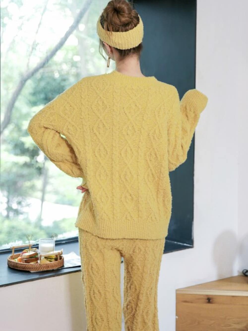「ニット、ヘアバンド、ケーブルニット、冬コーデ、ふわふわ、もこもこ、ケーブル編み、冬、あったかコーデ、OSYAREVO、クリスマスに着たい服、冬服、今日のコーデ、大人コーデ、パンツスタイル」｜「OSYAREVOのケーブル編み ポンポンニット ルームウェア（ルームウェア/パジャマ、イエロー系）」を使った、OSYAREVOさん（レディース）の冬コーディネートの1枚目の写真