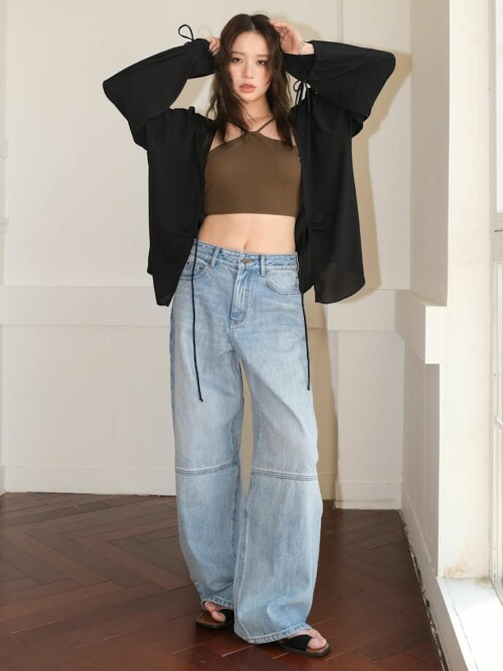 「カジュアル、ジーンズ、大人カジュアル、タンクトップ、ootd、春コーデ、春夏コーデ、水着、韓国ファッション、OSYAREVO、春色、レイヤードスタイル、パンツコーデ、シンプルスタイル、オトナカジュアル」｜「OSYAREVOのブラウス 付き ホルターストラップネック ビキニ 水着 セットアップ（水着、ブラウン系）」を使った、OSYAREVOさん（レディース・167cm）の春コーディネートの1枚目の写真