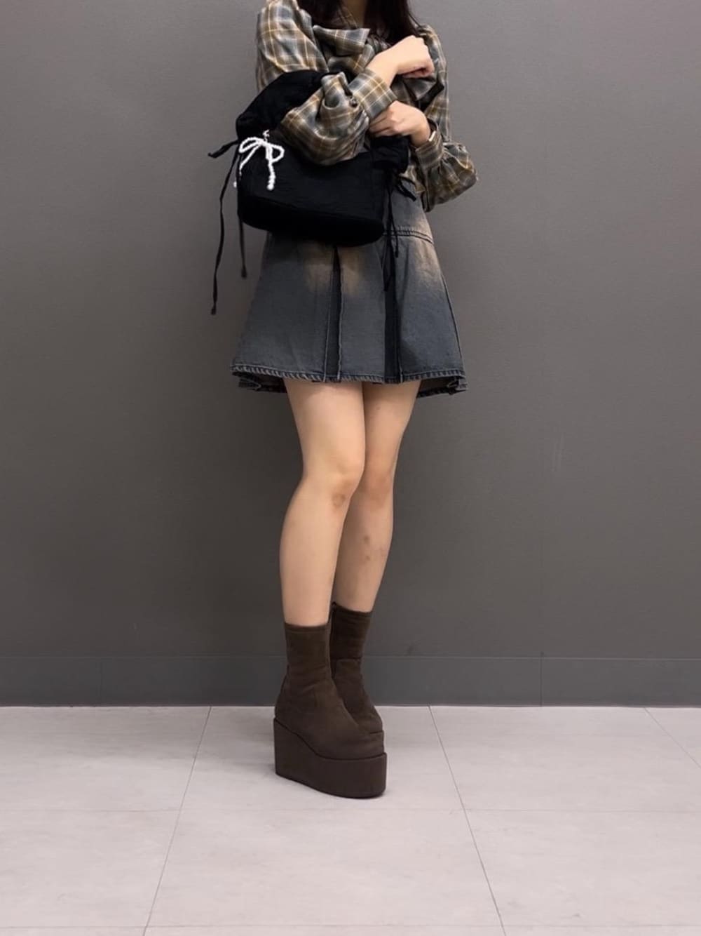 「カジュアル、ミニ、MAJESTIC LEGON、マジェスティックレゴン、ノベルティ、韓国っぽ、イエベ春、標準身長、骨格ナチュラル、推し活」｜「MAJESTIC LEGONのボックスプリーツスカパン（その他パンツ、ブルー系）」を使った、マジェスティックレゴン横浜ジョイナス店スタッフさん（レディース・155cm）の秋コーディネートの1枚目の写真