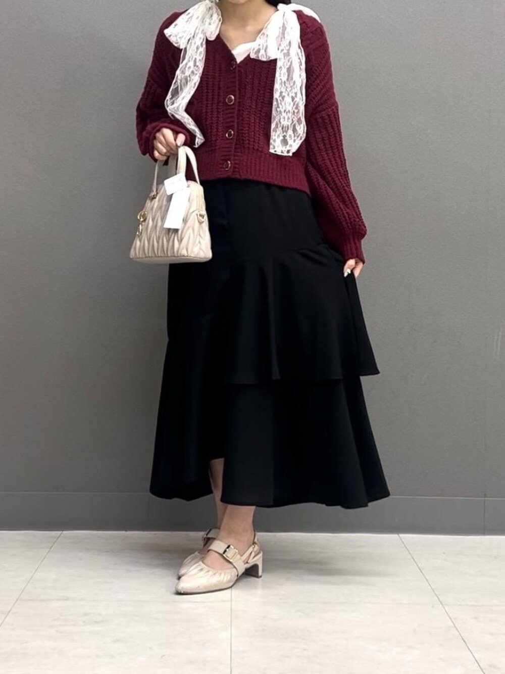 「デート、ロングスカート、フェミニン、MAJESTIC LEGON、マジェスティックレゴン、秋コーデ、大人ファッション、イエベ春、標準身長、骨格ナチュラル」｜「MAJESTIC LEGONの【お気に入り12000件超え】チャームセットキルティングバッグ（ショルダーバッグ、ベージュ系）」を使った、マジェスティックレゴン横浜ジョイナス店スタッフさん（レディース・155cm）の秋コーディネートの1枚目の写真