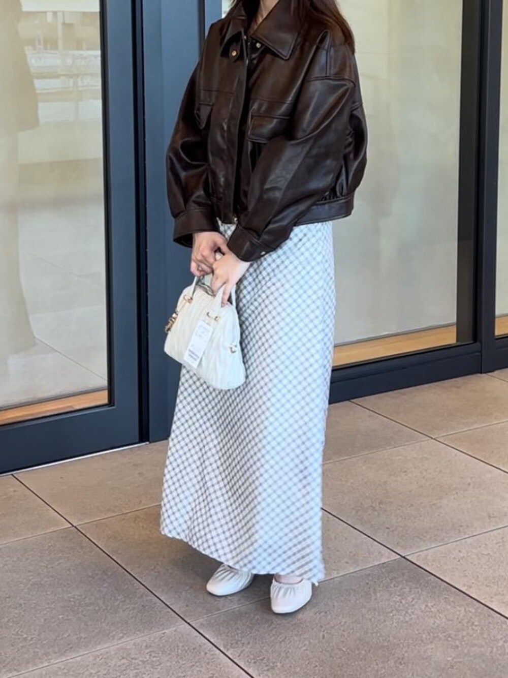 「大人カジュアル、デート、フェミニン、MAJESTIC LEGON、マジェスティックレゴン、秋コーデ、大人ファッション、イエベ春、標準身長、骨格ナチュラル」｜「MAJESTIC LEGONのレディギャザーストラップパンプス（パンプス、ホワイト系）」を使った、マジェスティックレゴン横浜ジョイナス店スタッフさん（レディース・155cm）の秋コーディネートの1枚目の写真