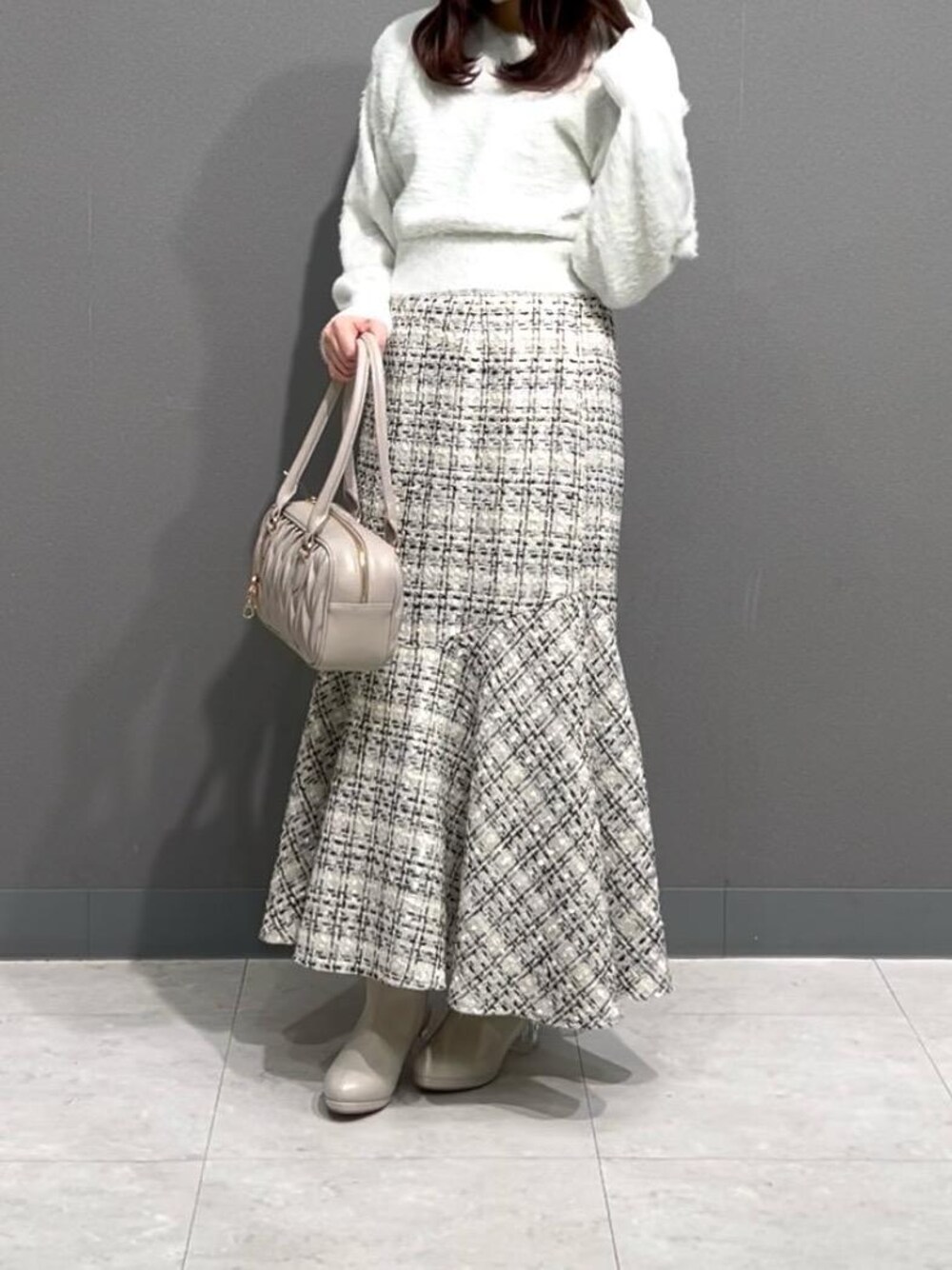 「リボン、デート、ガーリー、フェミニン、MAJESTIC LEGON、マジェスティックレゴン、大人ファッション、イエベ春、標準身長、骨格ナチュラル」｜「MAJESTIC LEGONのチャームセット横長バッグ（ハンドバッグ、ベージュ系）」を使った、マジェスティックレゴン横浜ジョイナス店スタッフさん（レディース・155cm）の冬コーディネートの1枚目の写真