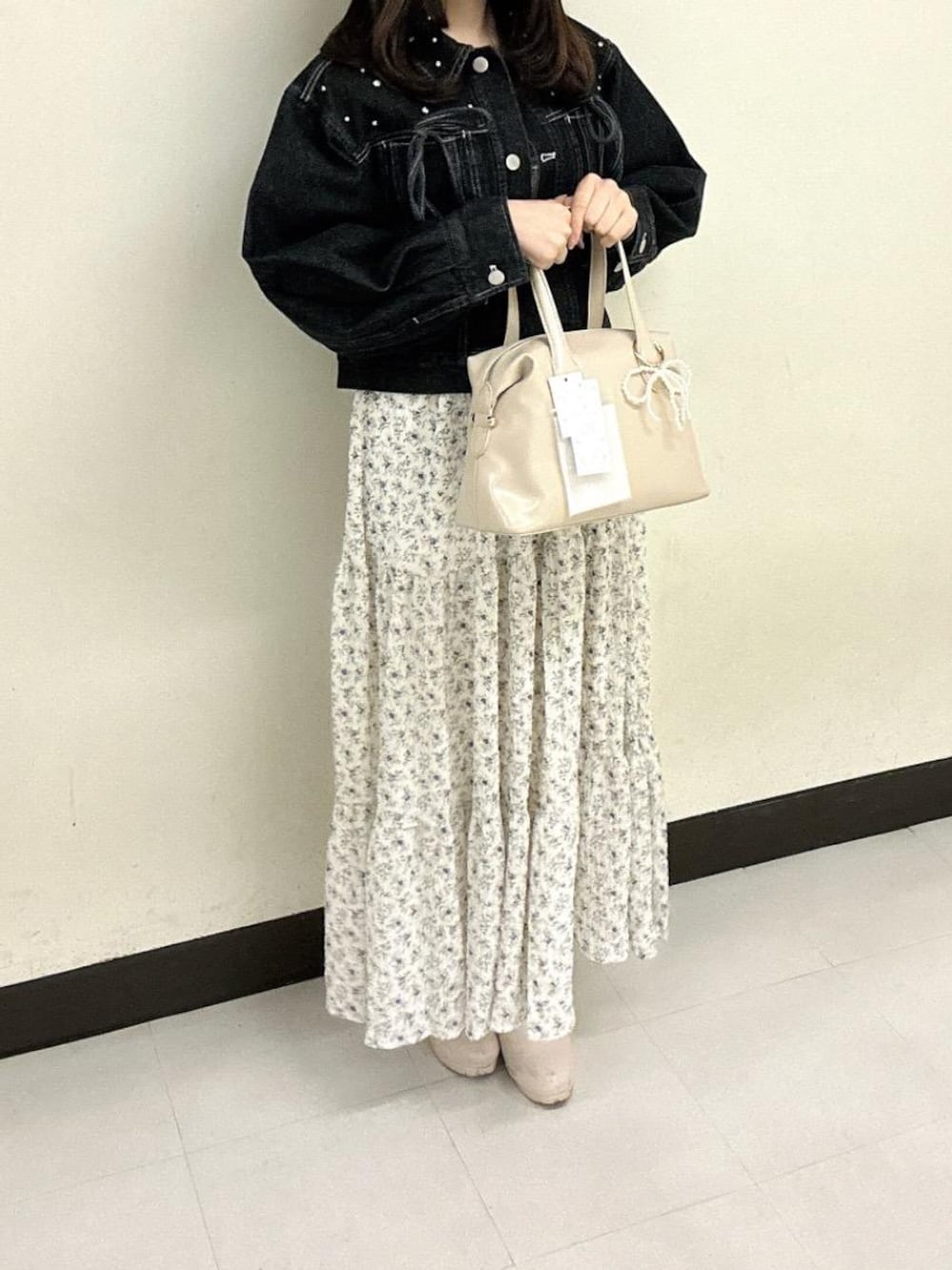 「カジュアル、デート、ガーリー、MAJESTIC LEGON、春コーデ、マジェスティックレゴン、大人ファッション、イエベ春、標準身長、骨格ナチュラル」｜「MAJESTIC LEGONの【WEB限定/XLサイズあり・高レビュー★★★★★】フカフカヒールストレッチブーツ（ブーツ、ホワイト系）」を使った、マジェスティックレゴン横浜ジョイナス店スタッフさん（レディース・155cm）の冬コーディネートの1枚目の写真