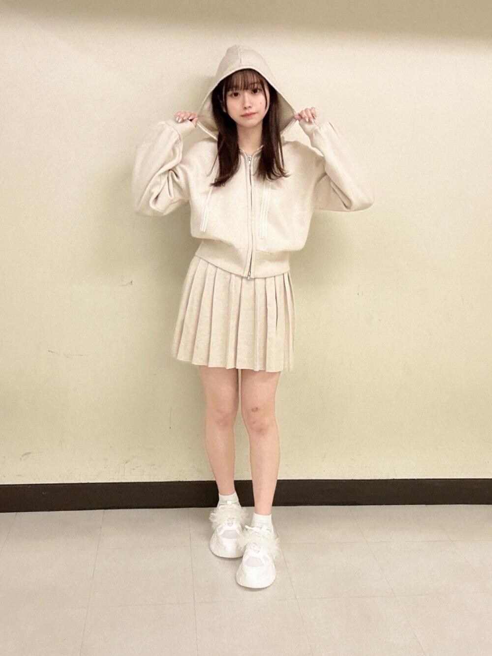 「カジュアル、デート、ガーリー、ミニ、MAJESTIC LEGON、マジェスティックレゴン、韓国っぽ、イエベ春、標準身長、骨格ナチュラル」｜「MAJESTIC LEGONの【小栗有以さん着用】レースリボンWジップニットパーカー（ニット/セーター、ホワイト系）」を使った、マジェスティックレゴン横浜ジョイナス店スタッフさん（レディース・155cm）の冬コーディネートの1枚目の写真