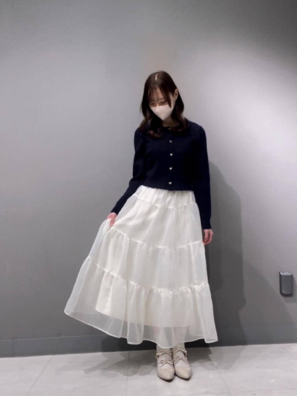 「デート、MAJESTIC LEGON、低身長、マジェスティックレゴン、フェミニン 」｜「MAJESTIC LEGONのダブルリボンギャザーパンプス（パンプス、ホワイト系）」を使った、マジェスティックレゴン横浜ジョイナス店スタッフさん（レディース・154cm）の冬コーディネートの1枚目の写真