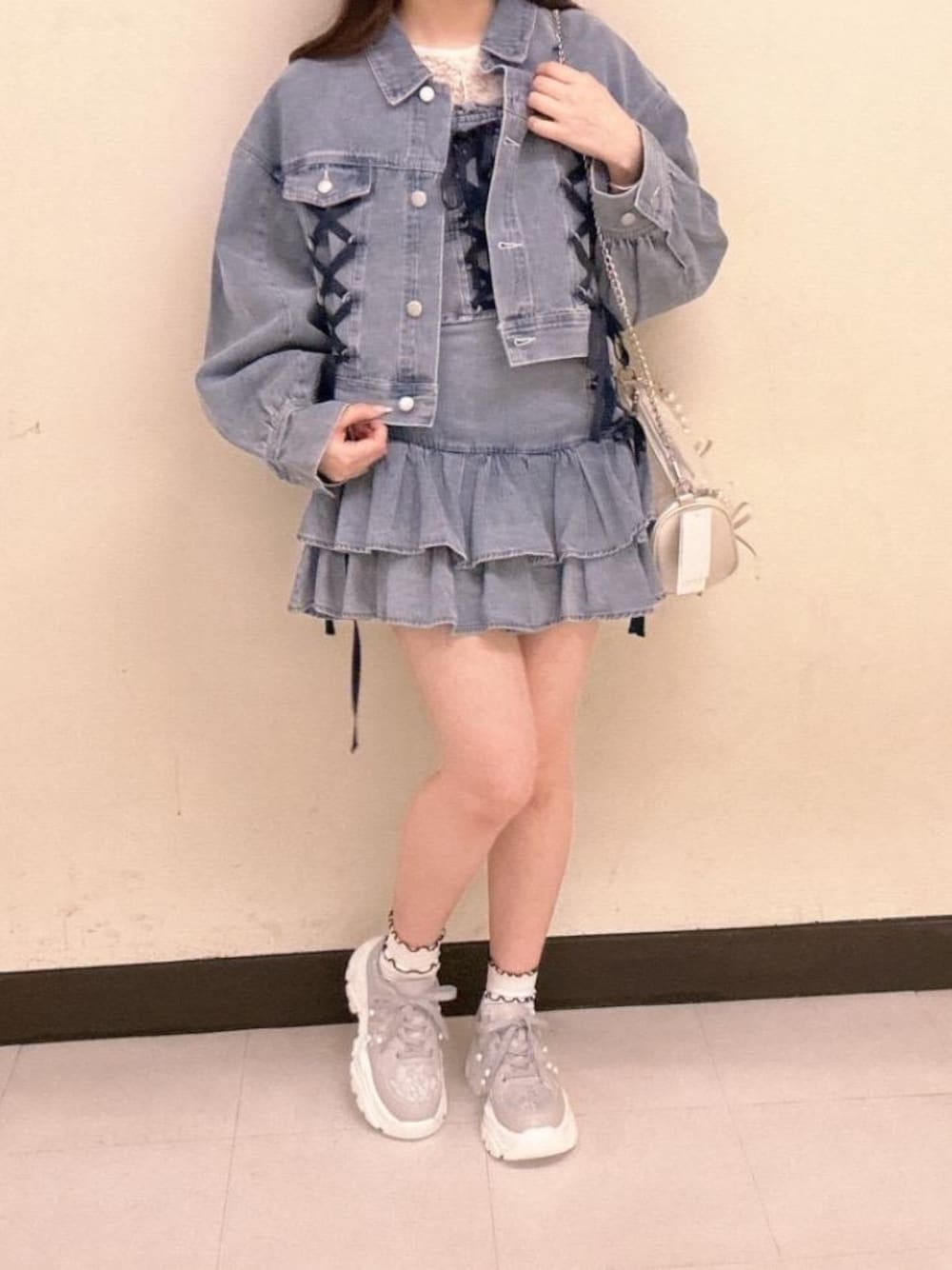 「カジュアル、デート、ガーリー、MAJESTIC LEGON、マジェスティックレゴン、韓国っぽ、イエベ春、標準身長、骨格ナチュラル、フェミニン 」｜「MAJESTIC LEGONの【圧倒的映え！カスタマイズ可能/高レビュー★★★★★】2WAYデコリボンスニーカー（スニーカー、グレー系）」を使った、マジェスティックレゴン横浜ジョイナス店スタッフさん（レディース・155cm）の春コーディネートの1枚目の写真