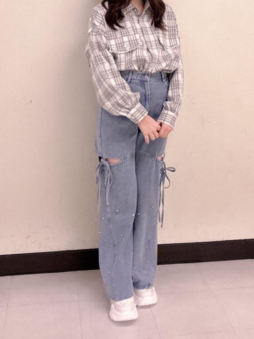 「カジュアル、デート、MAJESTIC LEGON、マジェスティックレゴン、大人ファッション、韓国っぽ、イエベ春、標準身長、骨格ナチュラル、推し活」｜「MAJESTIC LEGONの【圧倒的映え！カスタマイズ可能/高レビュー★★★★★】2WAYデコリボンスニーカー（スニーカー、ホワイト系）」を使った、マジェスティックレゴン横浜ジョイナス店スタッフさん（レディース・155cm）の春コーディネートの1枚目の写真