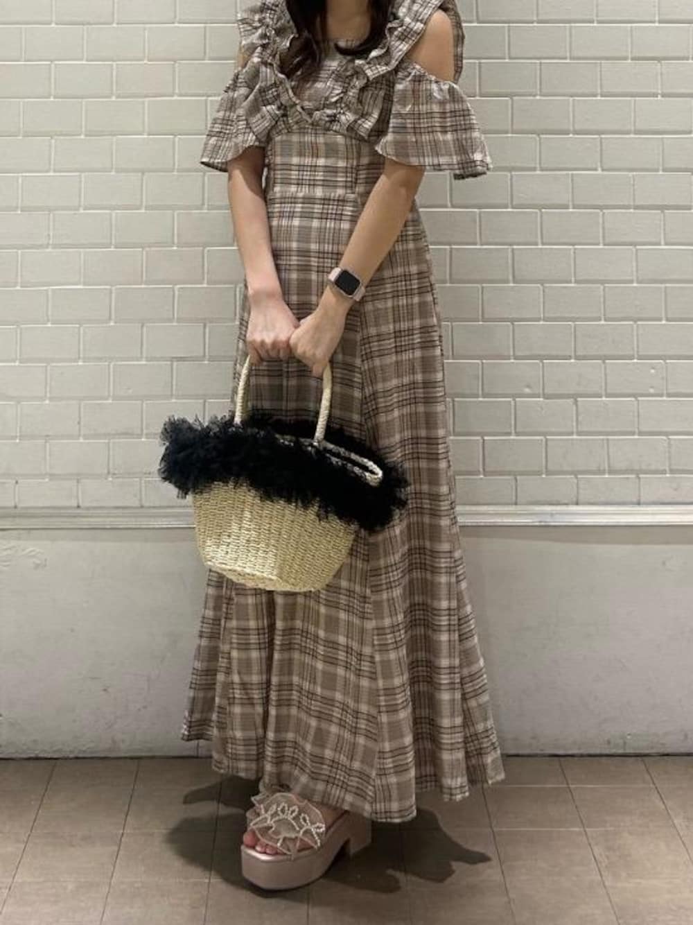 「デート、ガーリー、MAJESTIC LEGON、マジェスティックレゴン、大人ファッション、イエベ春、標準身長、骨格ナチュラル、サンダル 、フェミニン 」｜「MAJESTIC LEGONの【WEB限定大きいサイズあり/6サイズ展開】パールリボンフリルボリュームサンダル（サンダル、ベージュ系）」を使った、マジェスティックレゴン横浜ジョイナス店スタッフさん（レディース・155cm）の夏コーディネートの1枚目の写真