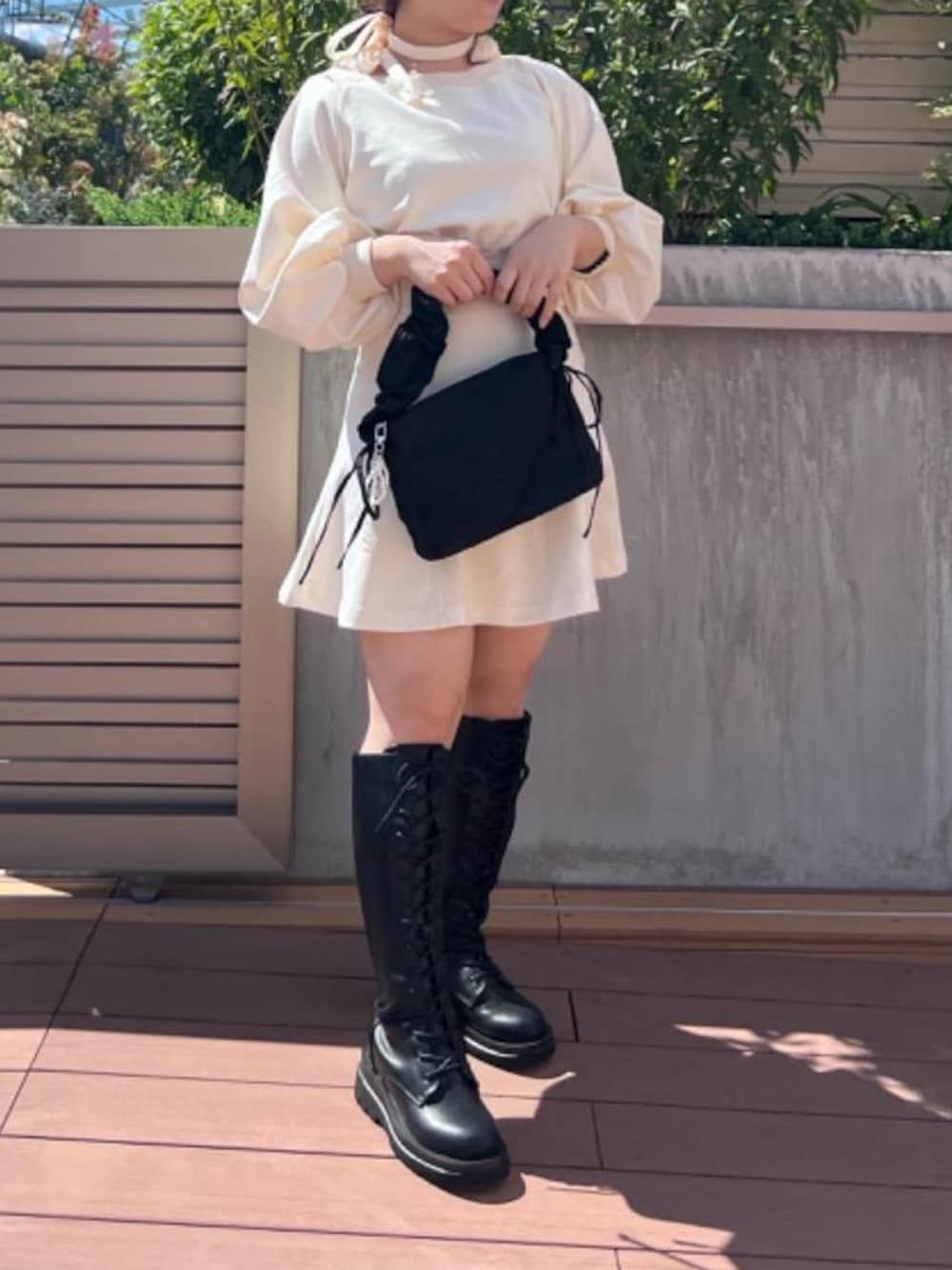 「カジュアル、ロングブーツ、大人カジュアル、ミニ、トレンドコーデ、MAJESTIC LEGON、モノトーンコーデ、低身長、マジェスティックレゴン、ブルべ夏」｜「MAJESTIC LEGONのレースアップロングブーツ（ブーツ、ブラック系）」を使った、Ayumiさん（レディース・150cm）の秋コーディネートの1枚目の写真