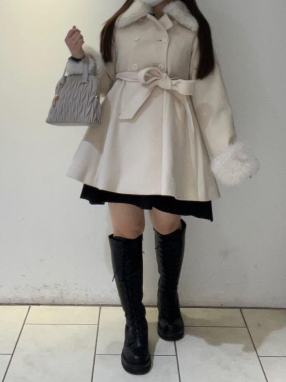 「フェミニン、ミニ、MAJESTIC LEGON、低身長、マジェスティックレゴン、WEB限定、大人ファッション、骨格ウェーブ、推し活、ブルべ夏」｜「MAJESTIC LEGONの【お気に入り14000件超え】チャームセットキルティングバッグ（ショルダーバッグ、ベージュ系）」を使った、Ayumiさん（レディース・150cm）の秋コーディネートの1枚目の写真