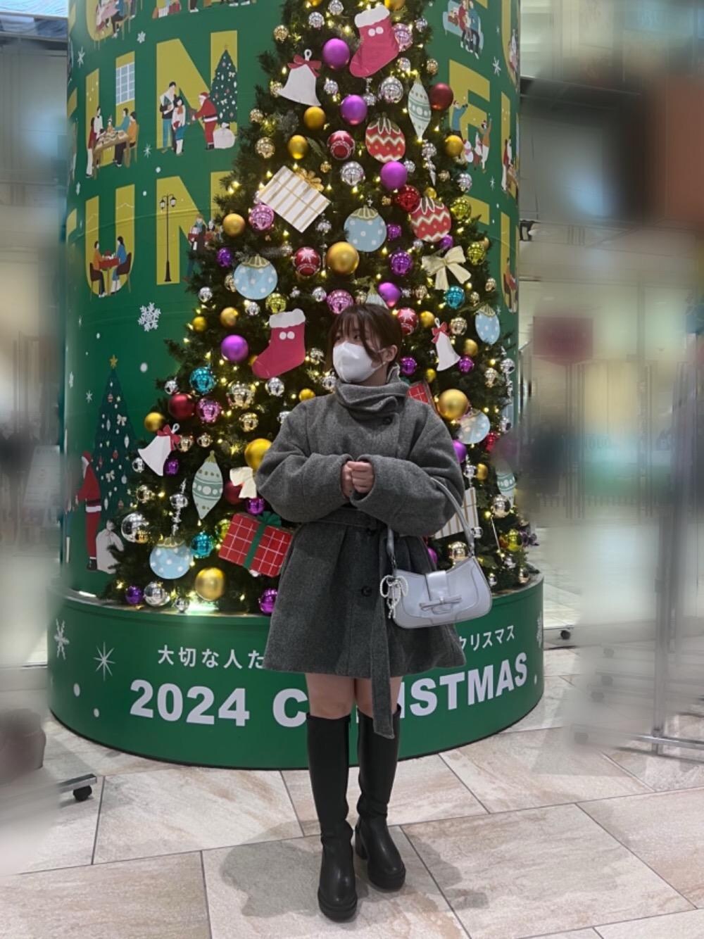 「大人カジュアル、デート、フェミニン、ミニ、MAJESTIC LEGON、低身長、カラーコーデ、マジェスティックレゴン、大人ファッション、ブルべ夏」｜「MAJESTIC LEGONの盛れるストレッチロングブーツ（ブーツ、ブラック系）」を使った、Ayumiさん（レディース・150cm）の冬コーディネートの1枚目の写真