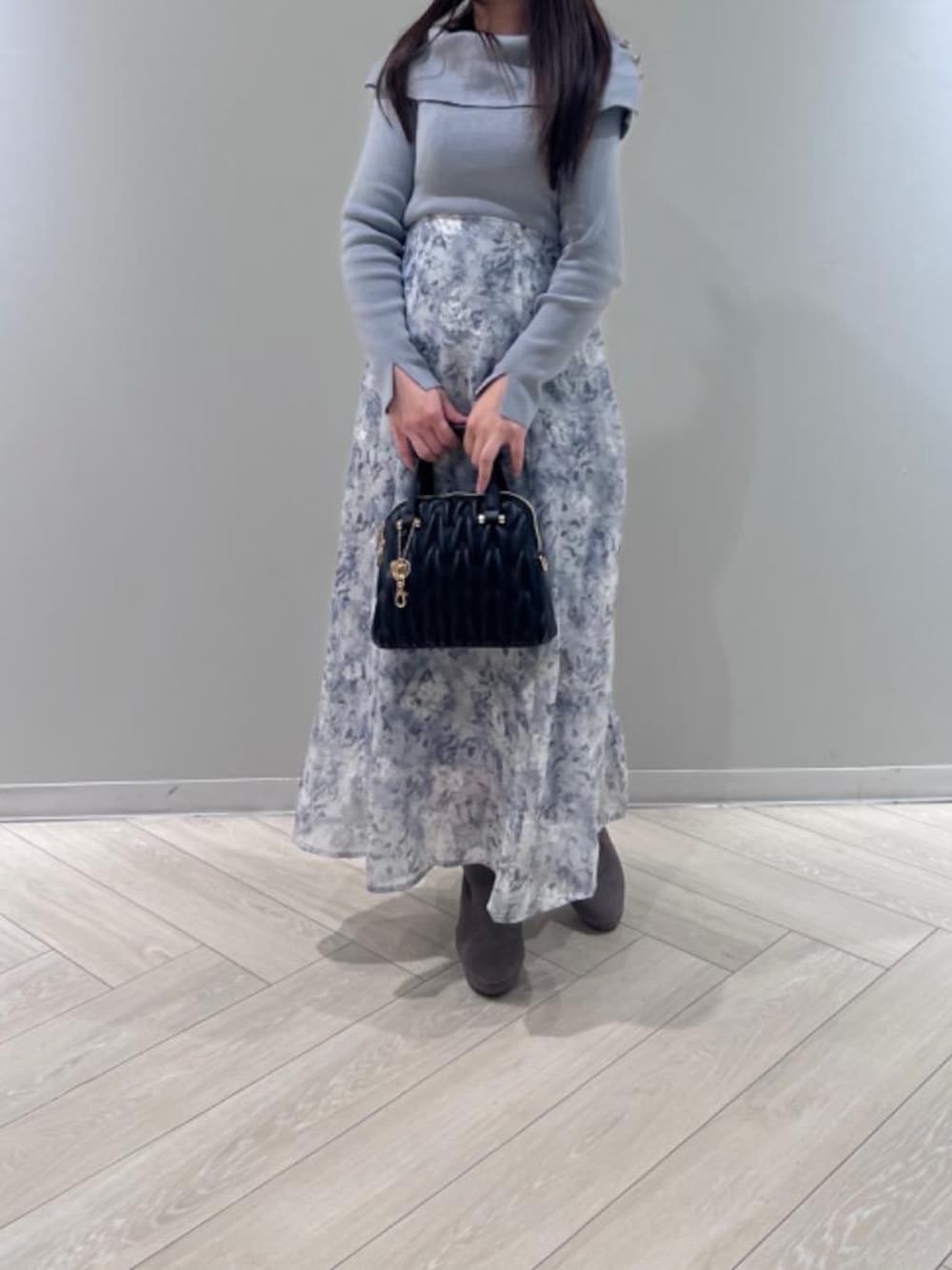 「デート、MAJESTIC LEGON、低身長、マジェスティックレゴン、大人かわいい、大人ファッション、骨格ウェーブ、推し活、ブルべ夏、フェミニン 」｜「MAJESTIC LEGONの取り外しできるパールブーツ（ブーツ、グレー系）」を使った、Ayumiさん（レディース・150cm）の冬コーディネートの1枚目の写真
