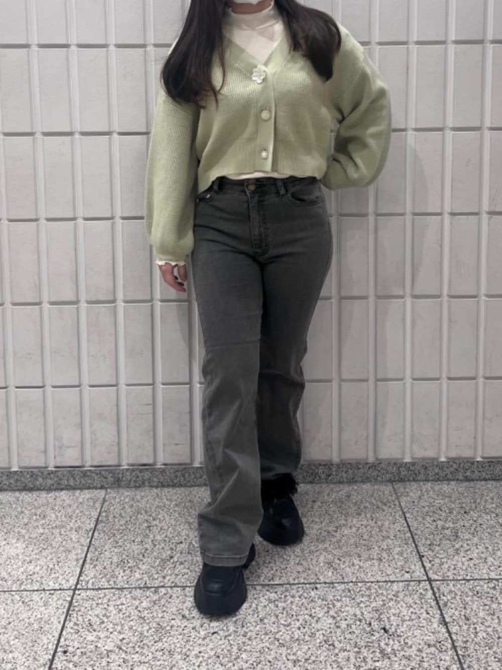 「カジュアル、大人カジュアル、MAJESTIC LEGON、低身長、カラーコーデ、マジェスティックレゴン、大人ファッション、ピクニックコーデ、ブルべ夏、フェミニン 」｜「MAJESTIC LEGONの美脚フレアパンツ（デニムパンツ、グレー系）」を使った、Ayumiさん（レディース・150cm）の冬コーディネートの1枚目の写真