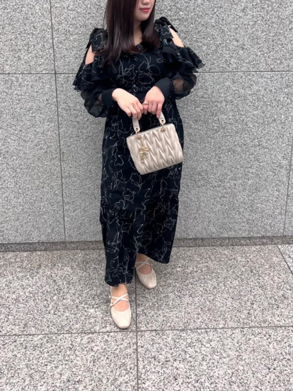 「デート、ロングワンピ、MAJESTIC LEGON、モノトーンコーデ、低身長、マジェスティックレゴン、大人ファッション、推し活、ブルべ夏、フェミニン 」｜「MAJESTIC LEGONの【小栗有以さん着用】【5サイズ展開/XXLサイズあり】レディギャザーストラップパンプス（パンプス、ホワイト系）」を使った、Ayumiさん（レディース・150cm）の冬コーディネートの1枚目の写真