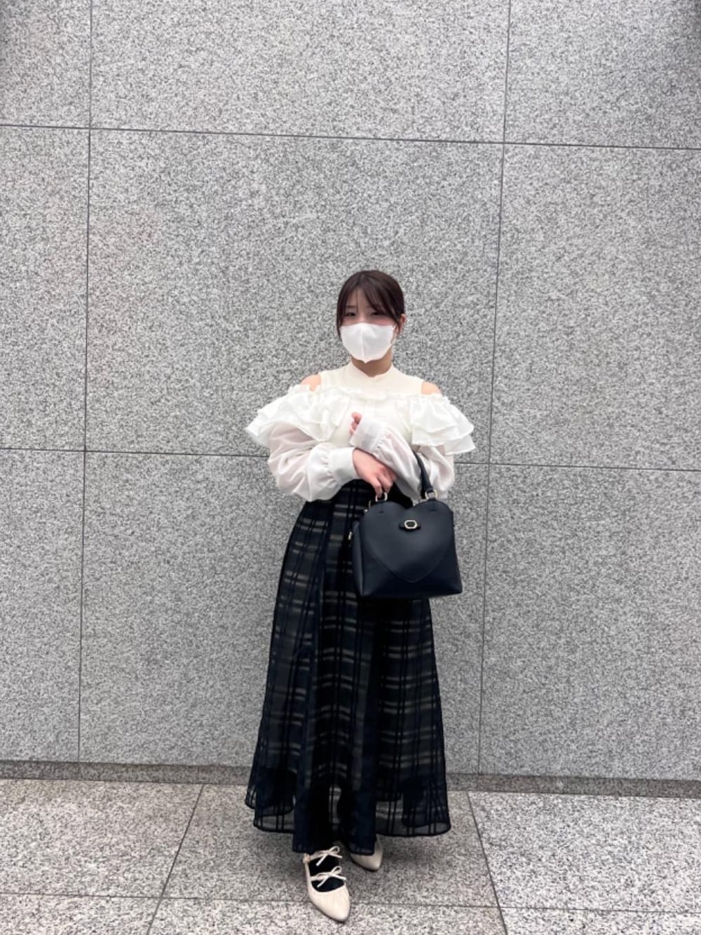 「デート、MAJESTIC LEGON、低身長、マジェスティックレゴン、大人かわいい、大人ファッション、推し活、ワンピ―ス、ブルべ夏、フェミニン 」｜「MAJESTIC LEGONのダブルリボンギャザーパンプス（パンプス、ホワイト系）」を使った、Ayumiさん（レディース・150cm）の春コーディネートの1枚目の写真