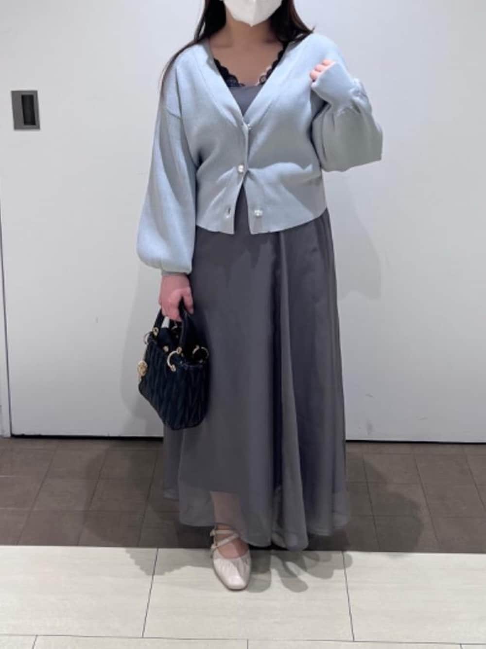 「デート、MAJESTIC LEGON、カラーコーデ、キャミワンピ、マジェスティックレゴン、大人かわいい、大人ファッション、ブルべ冬、ブルべ夏、フェミニン 」｜「MAJESTIC LEGONの【小栗有以さん着用】【5サイズ展開/XXLサイズあり】レディギャザーストラップパンプス（パンプス、ホワイト系）」を使った、Ayumiさん（レディース・150cm）の春コーディネートの1枚目の写真