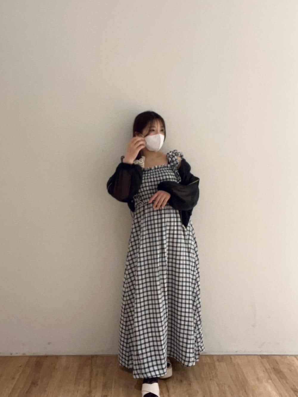 「ヘアアレンジ、ガーリー、MAJESTIC LEGON、モノトーンコーデ、低身長、マジェスティックレゴン、大人ファッション、推し活、ブルべ夏、フェミニン 」｜「MAJESTIC LEGONの厚底クロスボリュームサンダル（サンダル、ホワイト系）」を使った、Ayumiさん（レディース・150cm）の春コーディネートの1枚目の写真