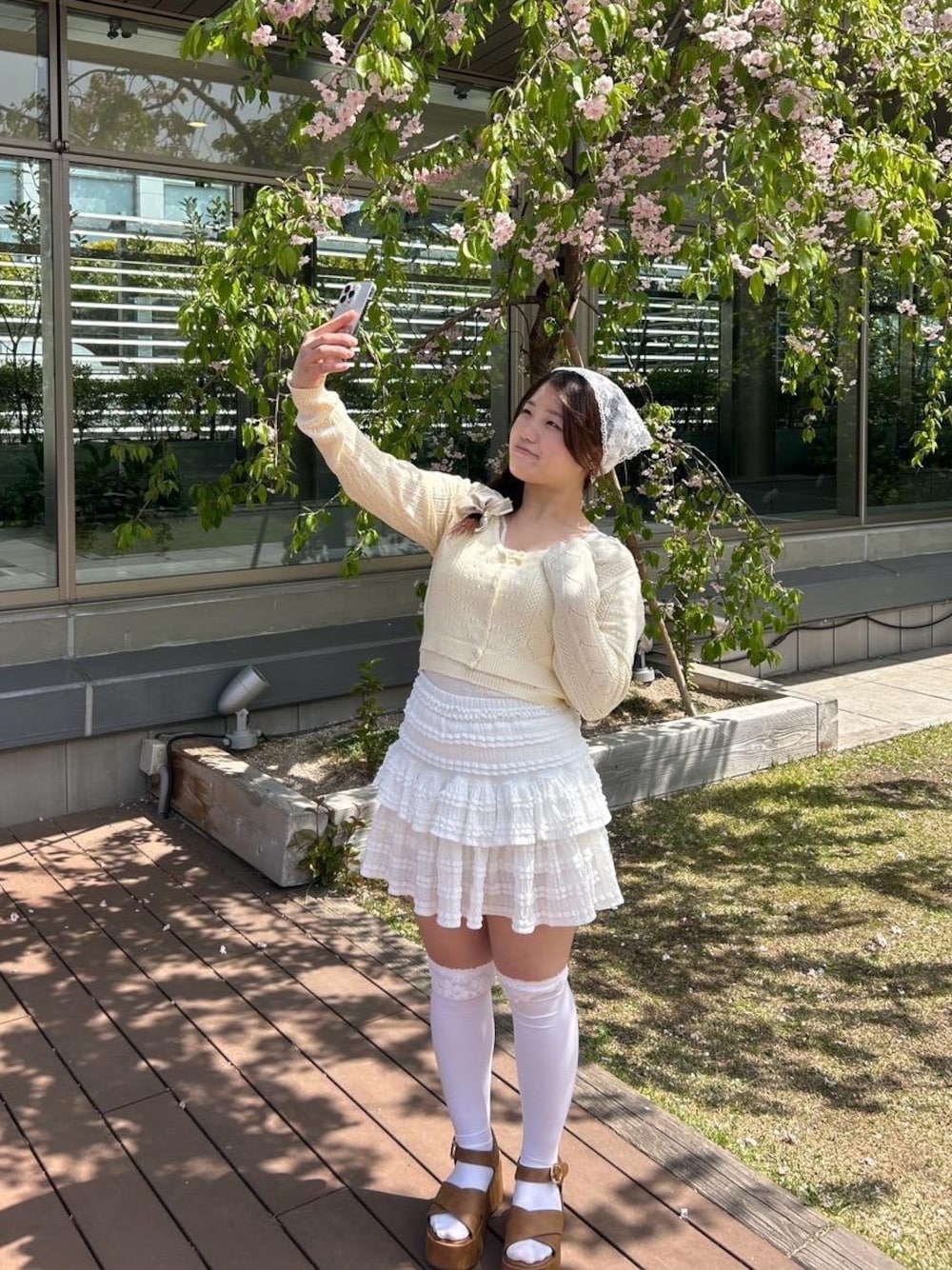 「トレンド、ガーリー、ミニ、MAJESTIC LEGON、低身長、カラーコーデ、マジェスティックレゴン、韓国っぽ、推し活、ブルべ夏」｜「MAJESTIC LEGONの厚底クロスボリュームサンダル（サンダル、イエロー系）」を使った、Ayumiさん（レディース・150cm）の春コーディネートの1枚目の写真