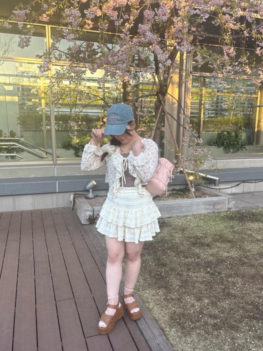 「トレンド、カジュアル、ガーリー、ミニ、MAJESTIC LEGON、低身長、マジェスティックレゴン、韓国っぽ、推し活、ブルべ夏」｜「MAJESTIC LEGONのレースクロスタンク（タンクトップ、ブラウン系）」を使った、Ayumiさん（レディース・150cm）の春コーディネートの1枚目の写真