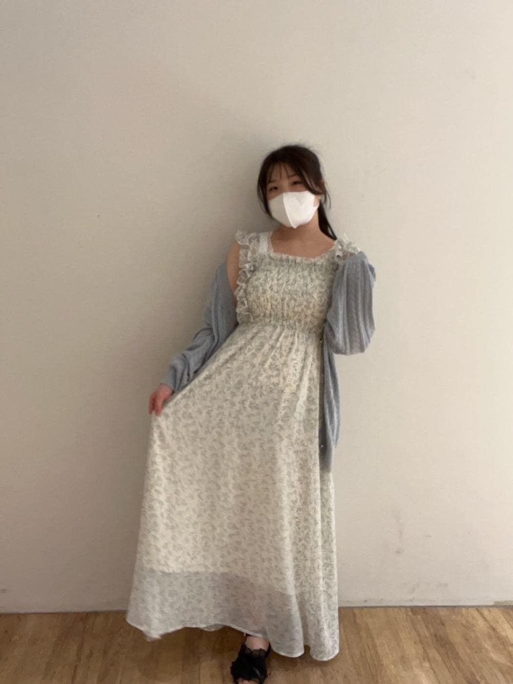 「ワンピ、ガーリー、MAJESTIC LEGON、低身長、カラーコーデ、マジェスティックレゴン、大人かわいい、推し活、ブルべ夏、フェミニン 」｜「MAJESTIC LEGONのシアーフリルサンダル（サンダル、ブラック系）」を使った、Ayumiさん（レディース・150cm）の春コーディネートの1枚目の写真