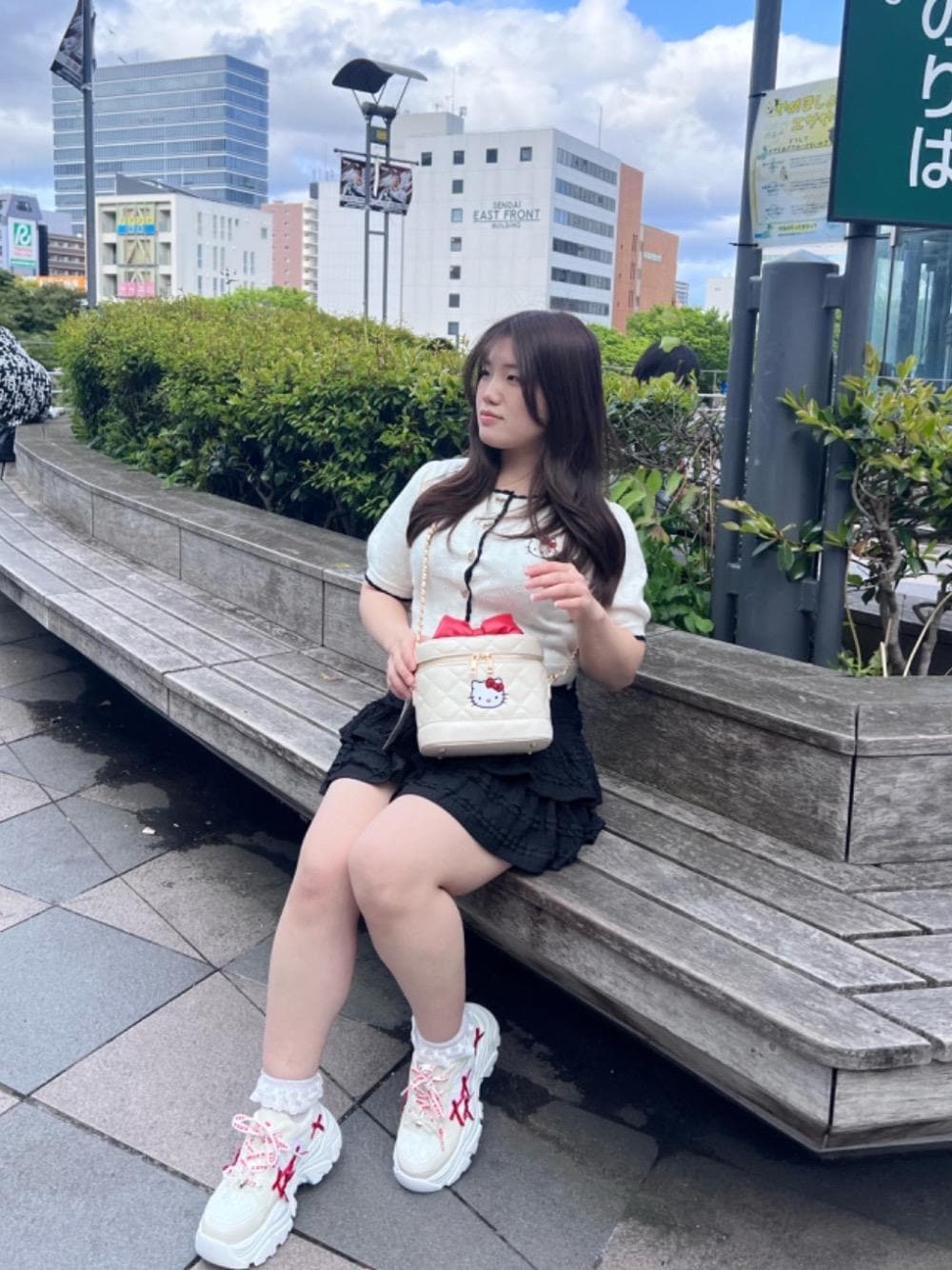 「コラボ、ガーリー、ミニ、MAJESTIC LEGON、低身長、カラーコーデ、マジェスティックレゴン、ハローキティ、推し活、ブルべ夏」｜「MAJESTIC LEGONのカットレースフリルミニスカパン（スカート、ブラック系）」を使った、Ayumiさん（レディース・150cm）の春コーディネートの1枚目の写真