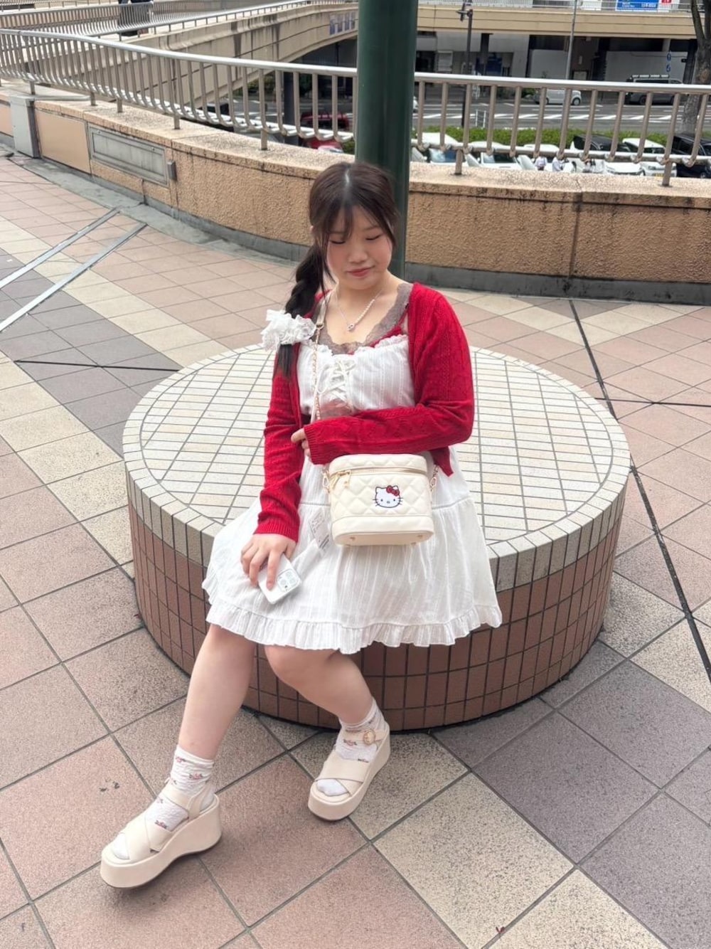 「トレンド、コラボ、ガーリー、MAJESTIC LEGON、低身長、カラーコーデ、マジェスティックレゴン、テーマパークコーデ、推し活、ブルべ夏」｜「MAJESTIC LEGONのレースクロスタンク（タンクトップ、ブラウン系）」を使った、Ayumiさん（レディース・150cm）の春コーディネートの1枚目の写真