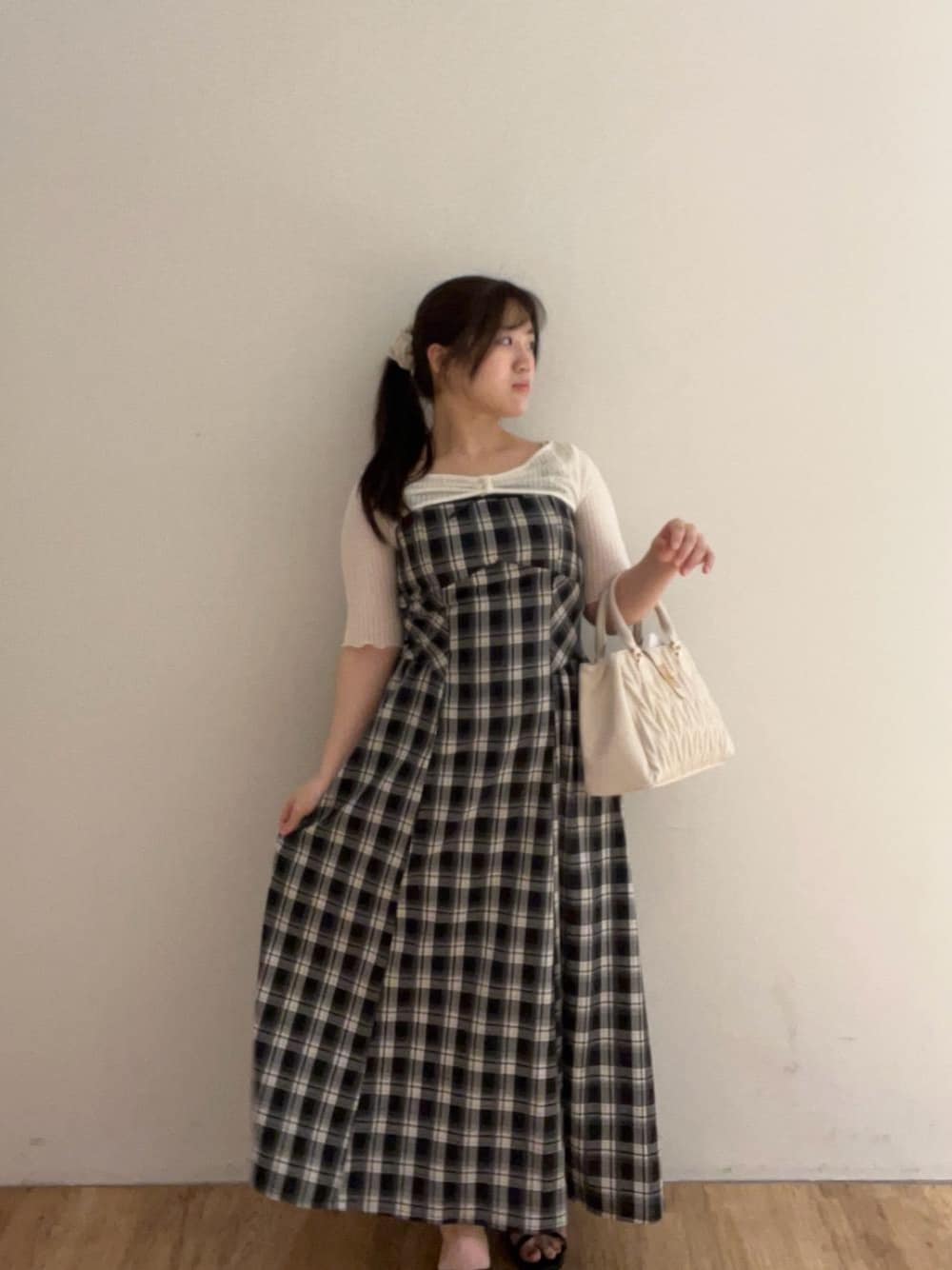 「デート、ガーリー、MAJESTIC LEGON、モノトーンコーデ、低身長、マジェスティックレゴン、大人ファッション、推し活、ブルべ夏、フェミニン 」｜「MAJESTIC LEGONの【お気に入り20,000件超え/高レビュー★★★★★】クラシカルスクエアハンドバッグ（ショルダーバッグ、ホワイト系）」を使った、Ayumiさん（レディース・150cm）の夏コーディネートの1枚目の写真