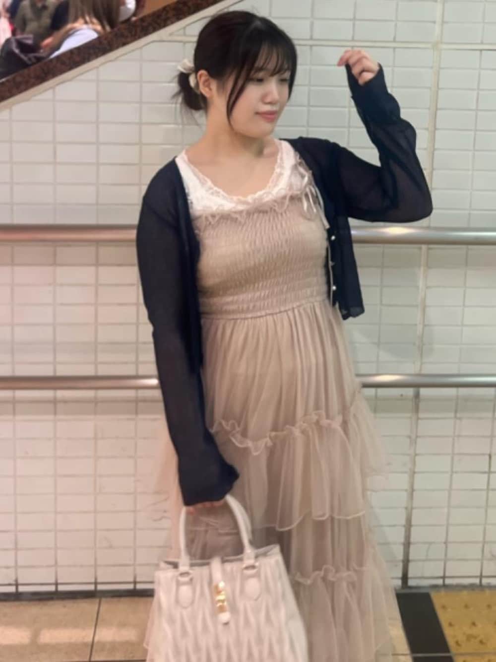 「デート、ガーリー、MAJESTIC LEGON、低身長、カラーコーデ、マジェスティックレゴン、骨格ストレート、推し活、ブルべ夏、フェミニン 」｜「MAJESTIC LEGONの【お気に入り20,000件超え/高レビュー★★★★★】クラシカルスクエアハンドバッグ（ショルダーバッグ、ホワイト系）」を使った、Ayumiさん（レディース・150cm）の夏コーディネートの1枚目の写真