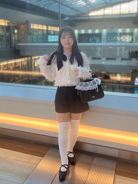 「MAJESTIC LEGON（マジェスティックレゴン）のレディギャザーストラップパンプス（パンプス、ブラック系）」を使った、Ayumiさん（レディース・149cm）の春コーディネート