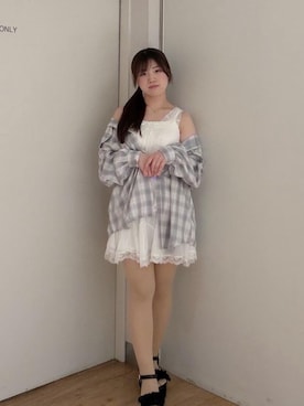 「MAJESTIC LEGON（マジェスティックレゴン）のミルフィーユフリル厚底サンダル（サンダル、ブラック系）」を使った、Ayumiさん（レディース・149cm）の春コーディネート