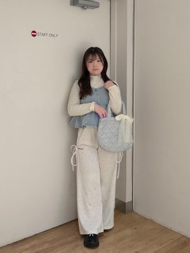 「MAJESTIC LEGON（マジェスティックレゴン）の2WAYデコリボンスニーカー（スニーカー、ブラック系）」を使った、Ayumiさん（レディース・149cm）の春コーディネート