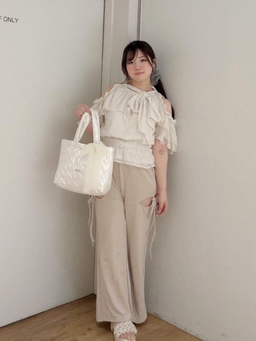 ホワイト系のサンダル、ピンク系のスウェットパンツ、ホワイト系のシャツ/ブラウスを着用したレディースの春コーディネートの1枚目の写真