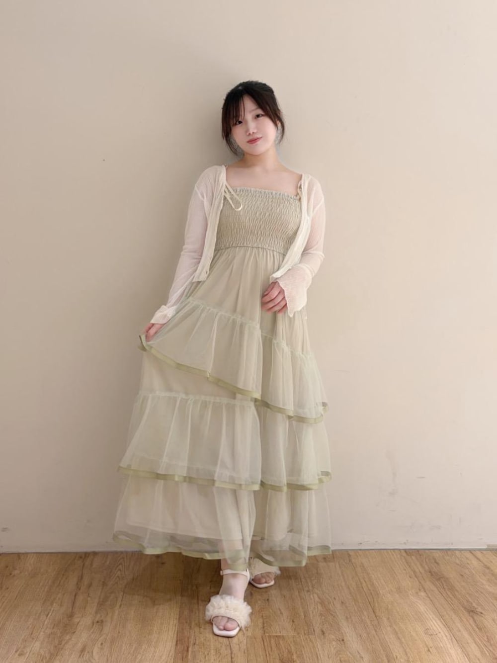 ホワイト系のサンダル、ホワイト系のニット/セーター、グリーン系のワンピースを着用したレディースの夏コーディネートの1枚目の写真