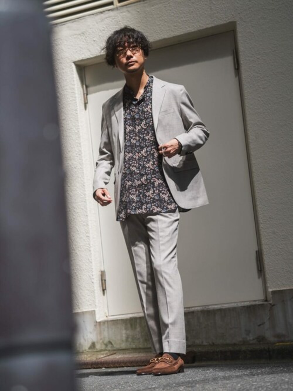 ベージュ系のテーラードジャケット、ベージュ系のスラックス、ブラック系のシャツ/ブラウスを着用したメンズの秋コーディネートの1枚目の写真