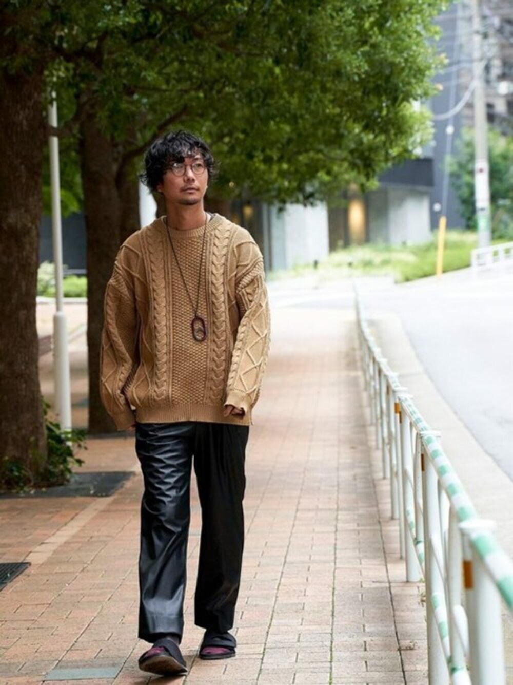 ベージュ系のニット/セーター、グレー系のTシャツ/カットソー、ブラック系のその他パンツを着用したメンズの秋コーディネートの1枚目の写真