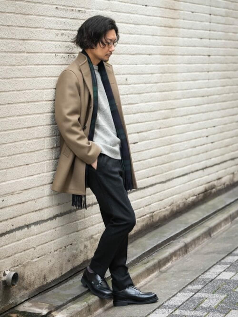 ベージュ系のその他アウター、グレー系のニット/セーター、ブラック系のその他パンツを着用したメンズの冬コーディネートの1枚目の写真
