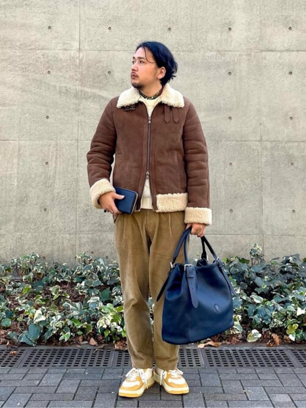 「レザー、フェリージ、ムートン、ブラウン、寒い、ベージュパンツ、カジュアルコーデ」｜「Felisiの17/60/LD+DS（トートバッグ、ブラック系）」を使った、六本木店スタッフさん（メンズ・170cm）の冬コーディネートの1枚目の写真