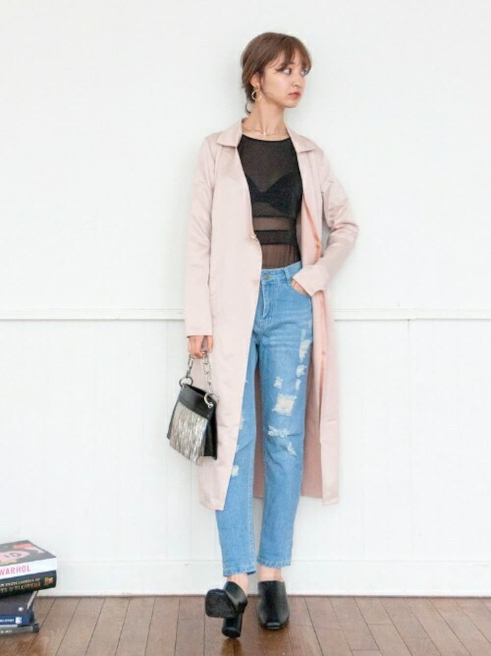 ベージュ系のドレス、ブラック系のその他アンダーウェア/インナーを着用したレディースの夏コーディネートの1枚目の写真