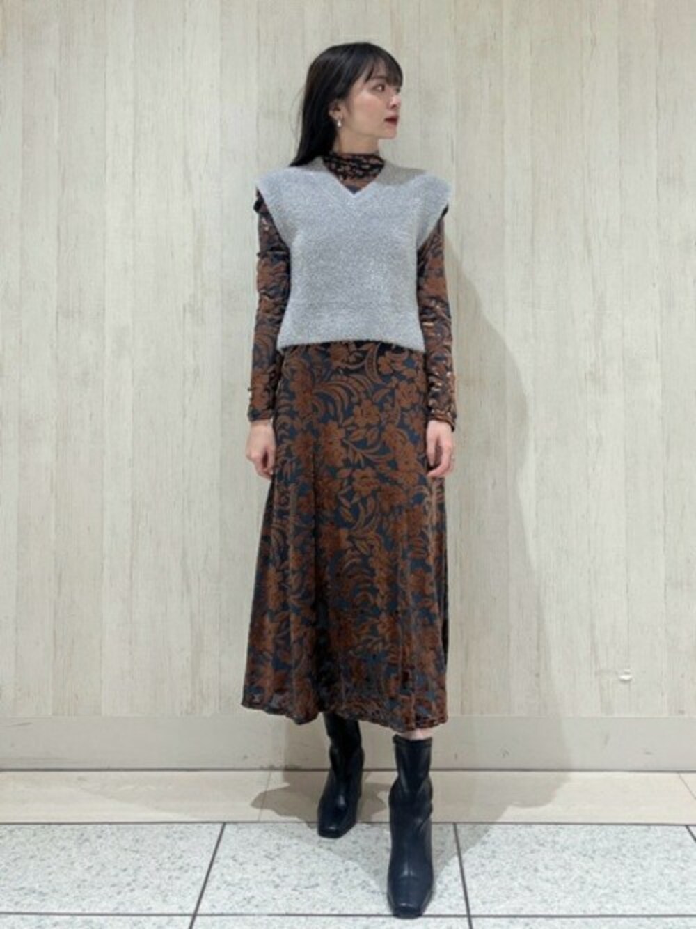 シルバー系のニット/セーター、その他のワンピース、ブラック系のブーツを着用したレディースの秋コーディネートの1枚目の写真