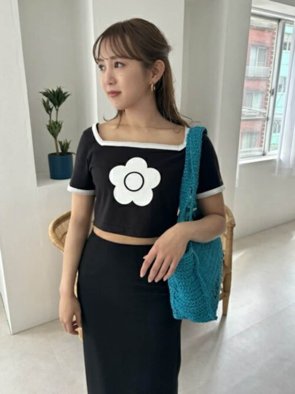 ブラック系のTシャツ/カットソー、ホワイト系のサンダル、ブルー系のトートバッグを着用したレディースの夏コーディネートの1枚目の写真