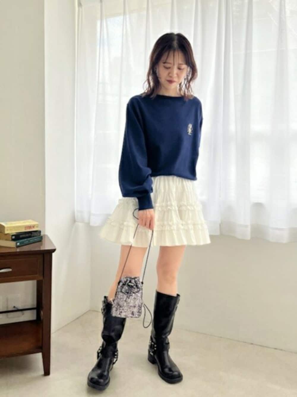 「スウェット、Lily Brown、ミニスカート、ガーリー、休日スタイル、お出かけコーデ、リリーブラウン、秋コーデ」｜「LILY BROWNの【ZOZO限定カラー】Lily Bearリボンスウェット（スウェット、ブルー系）」を使った、USAGI ONLINEさん（レディース）の夏コーディネートの1枚目の写真