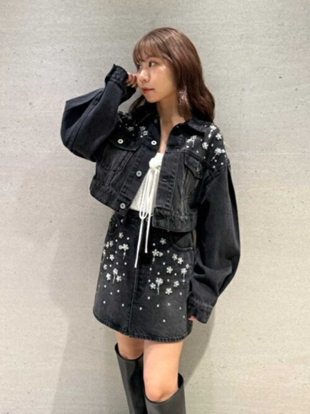 「デニム、セットアップ、カジュアル、ブラック、Lily Brown、ビジュー、休日スタイル、お出かけコーデ、リリーブラウン」｜「LILY BROWNの[L.B CANDY STOCK]ビジューデニムジャケット（デニムジャケット、ブラック系）」を使った、USAGI ONLINEさん（レディース・152cm）の夏コーディネートの1枚目の写真