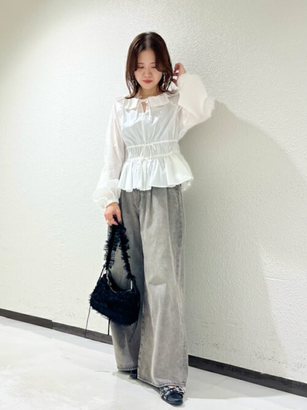 LILY BROWN（リリーブラウン）の「ボリュームフリルブラウス（シャツ 