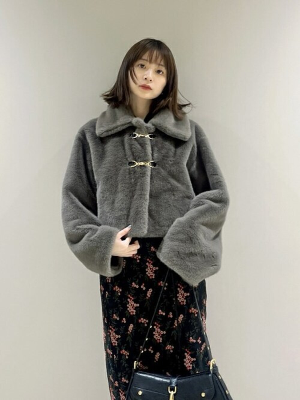 「コート、アウター、花柄、Lily Brown、冬コーデ、休日スタイル、お出かけコーデ、リリーブラウン、秋コーデ」｜「LILY BROWNのバリエエコファーコート（ブルゾン、ブラウン系）」を使った、USAGI ONLINEさん（レディース・157cm）の秋コーディネートの1枚目の写真