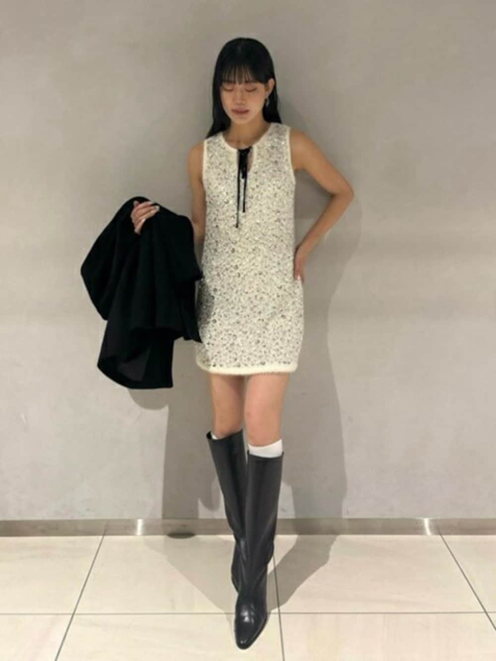 シルバー系のワンピース、ブラック系のブーツ、その他のショルダーバッグを着用したレディースの冬コーディネートの1枚目の写真