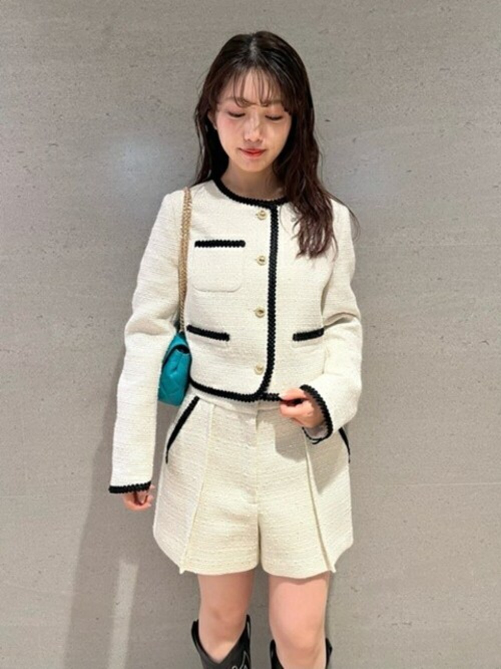 「ジャケット、ツイード、ショートパンツ、Lily Brown、モノトーン、休日スタイル、お出かけコーデ、リリーブラウン、春コーデ」｜「LILY BROWNのラメツイードジャケット（ノーカラージャケット、ホワイト系）」を使った、USAGI ONLINEさん（レディース・152cm）の春コーディネートの1枚目の写真